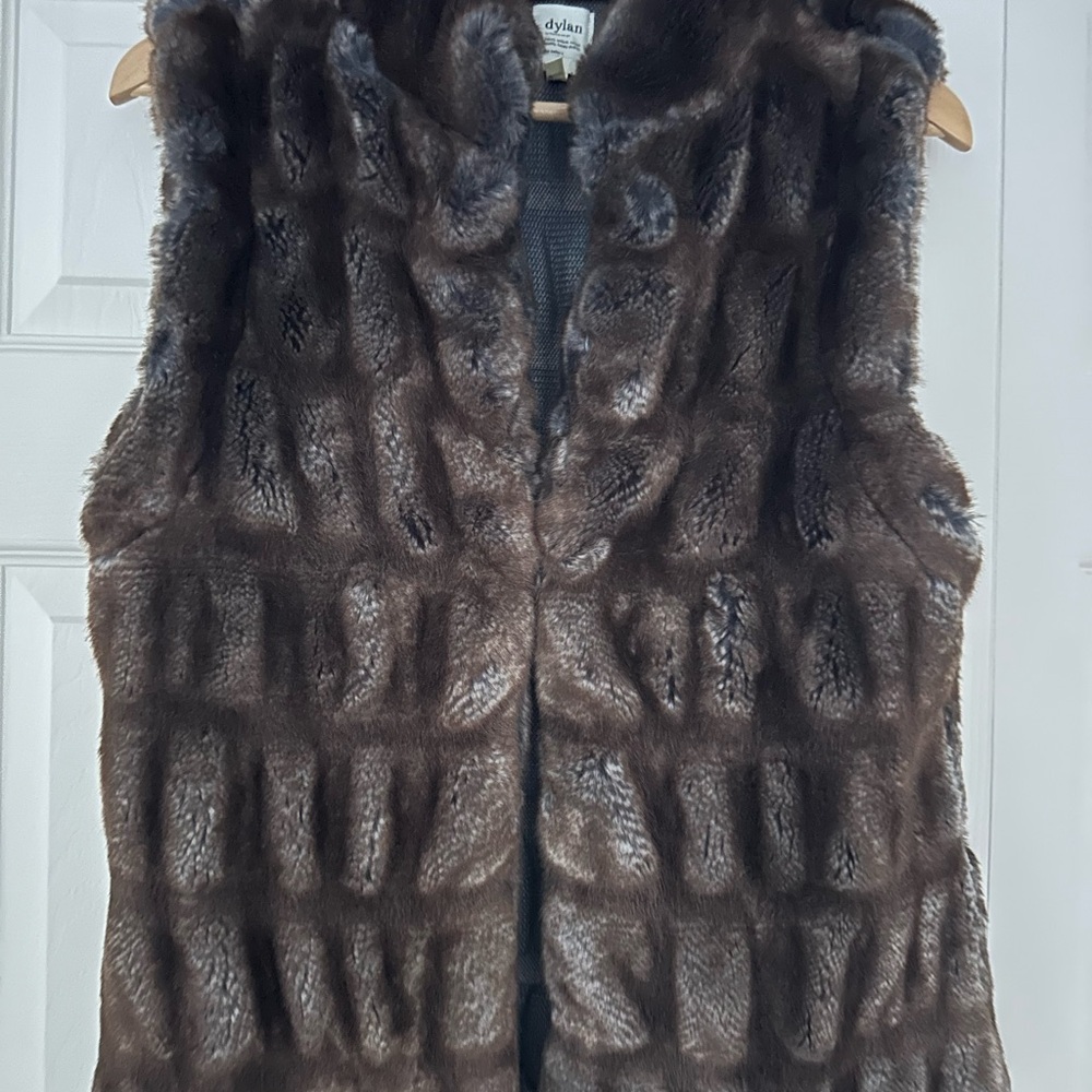 Dylan Brown Faux Fur Vest Luxurious Warmth - Picture 3 of 5